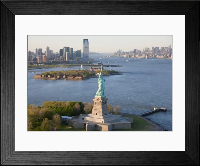 Framed Print : Statue of Liberty (Jersey City, Hudson River, Ellis Island and Manhattan behind) Framed Print : Statue of Liberty (Jersey City, Hudson River, Ellis Island and Manhattan behind)