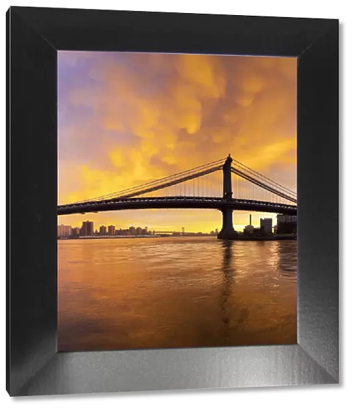 USA, New York City, Manhattan, Manhattan Bridge spanning the East river