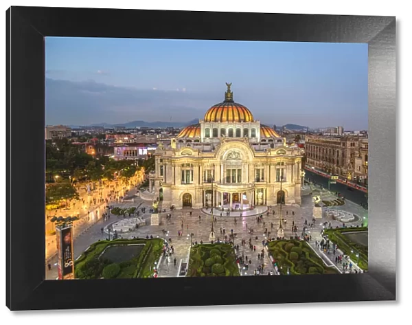 Ciudad de Mexico (Mexico city), State of Mexico, Mexico. Palacio de Bellas Artes at dusk