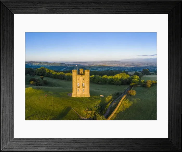 Framed Print : Broadway Tower on top of Fish Hill, the second highest point in the Cotswolds, Broadway