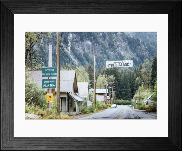 Framed Print : Hyder  /  Stewart border between Canada and Alaska (US)
