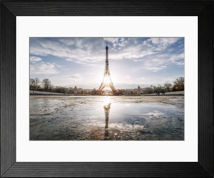 Framed Print : Tour Eiffel at sunrise reflected in pool, view from Trocadero terrace (Paris Framed Print : Tour Eiffel at sunrise reflected in pool, view from Trocadero terrace (Paris