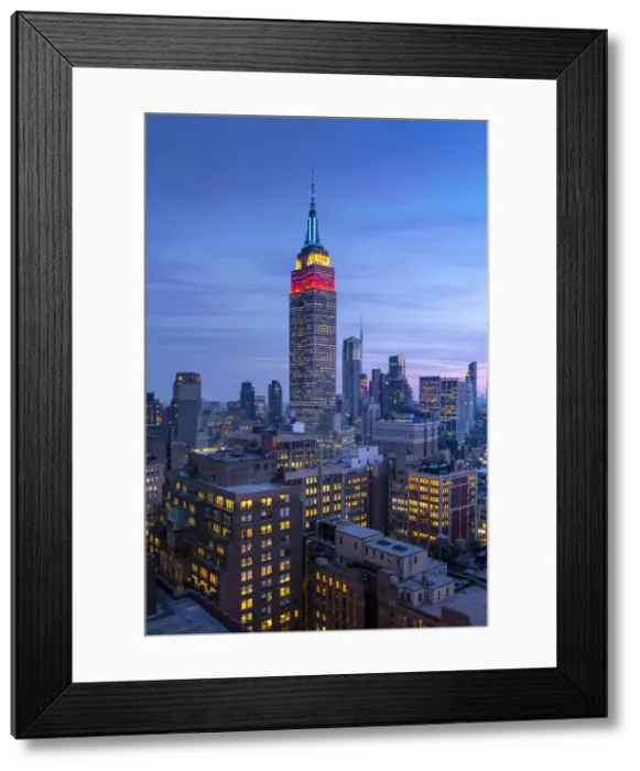 Framed Print : The Empire State Buiklding at evening. Manhattan, New York, USA Framed Print : The Empire State Buiklding at evening. Manhattan, New York, USA