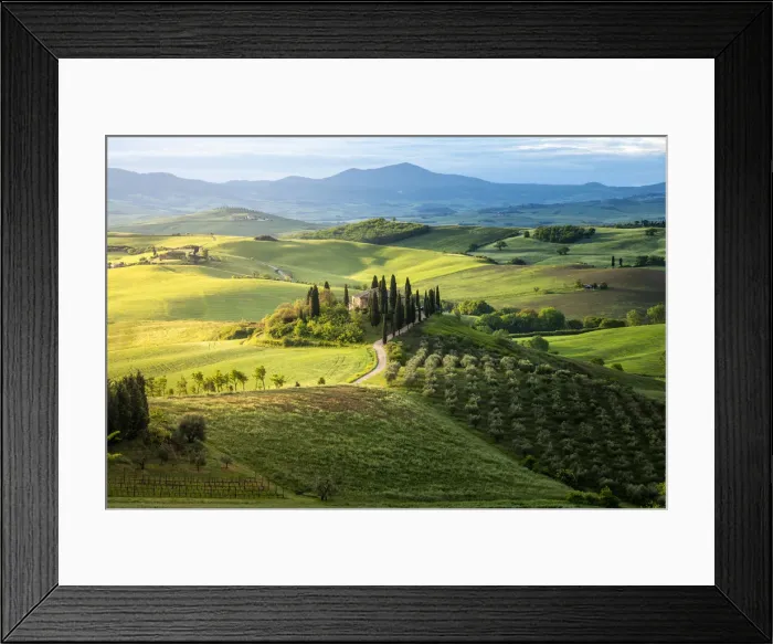 Framed Print : Country house on rolling hills in Val d Orcia, Tuscany, Italy Framed Print : Country house on rolling hills in Val d Orcia, Tuscany, Italy