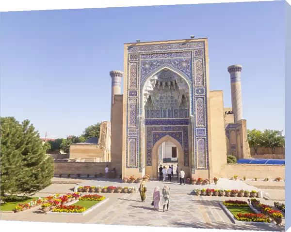 Peoples at Tamerlane, Timur, mausoleum in Samarkand. Sammarcanda, Uzbekistan