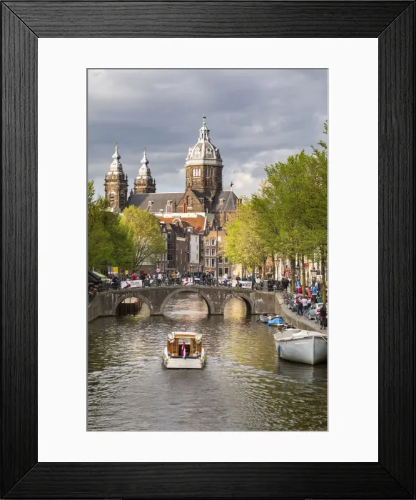 Framed Print : Basilica of Saint Nicholas and the Oudezijds Voorburgwal canal (De Wallen district Framed Print : Basilica of Saint Nicholas and the Oudezijds Voorburgwal canal (De Wallen district