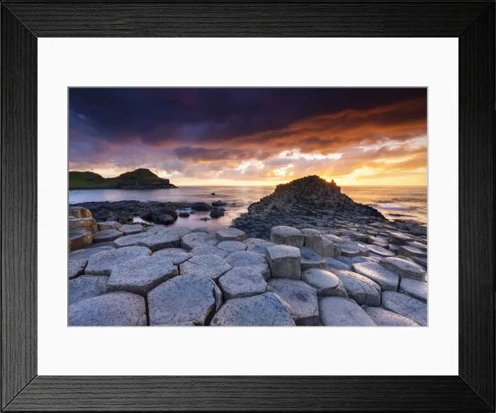 Framed Print : An epic sunset at the Giants Causeway with its iconic basalt columns
