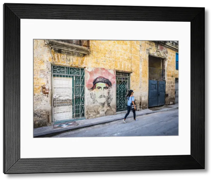 Framed Print : Che Guevara street art on the side of a building in La Habana Vieja (Old Town), Havana Framed Print : Che Guevara street art on the side of a building in La Habana Vieja (Old Town), Havana