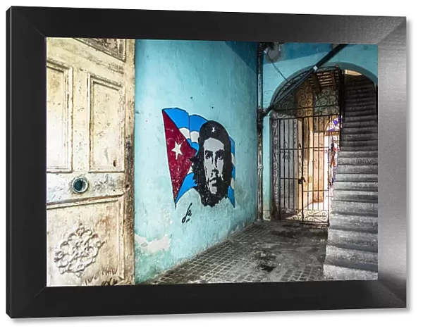 Che Guevara street art in an entrance of an old house in La Habana Vieja (Old Town)
