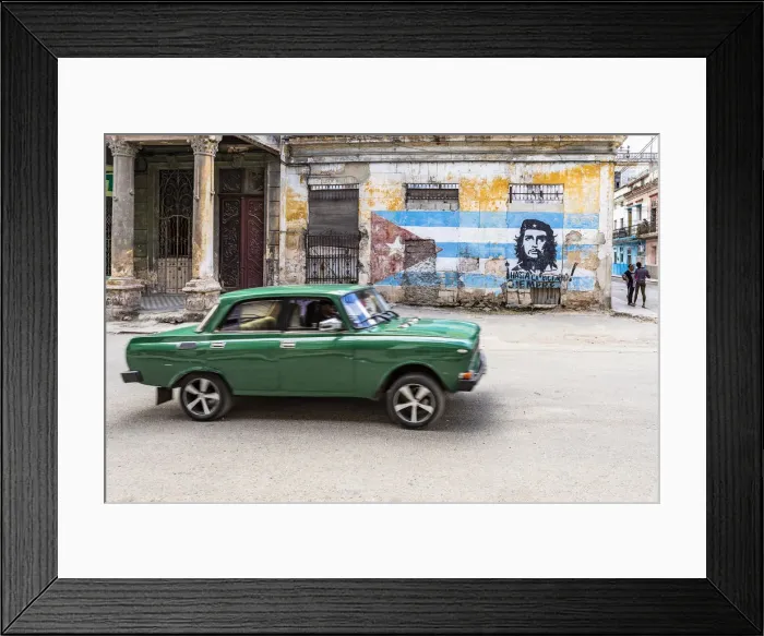 Framed Print : A classic car driving in a front of Che Guevara street art in La Habana Vieja (Old Town) Framed Print : A classic car driving in a front of Che Guevara street art in La Habana Vieja (Old Town)