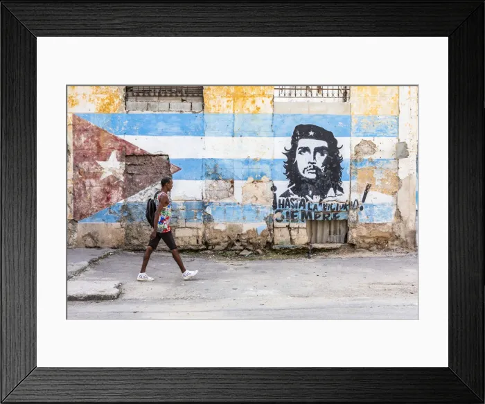 Framed Print : A man walking in a front of Che Guevara street art in La Habana Vieja (Old Town), Havana Framed Print : A man walking in a front of Che Guevara street art in La Habana Vieja (Old Town), Havana