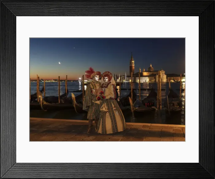 Framed Print : A couple in costume during the Venice Carnival posing in front of Venice lagoon, Venice