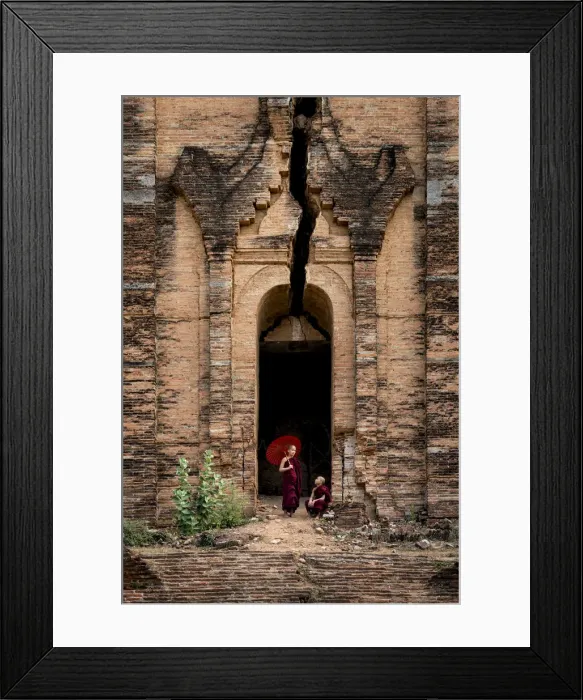 Framed Print : Two novice monks at the entrance to the unfinished Pahtodawgyi pagoda known for a crack Framed Print : Two novice monks at the entrance to the unfinished Pahtodawgyi pagoda known for a crack