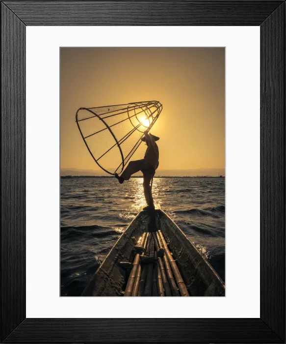 Framed Print : Traditional leg-rowing fisherman posing with conical fishing net on a boat on Lake Inle Framed Print : Traditional leg-rowing fisherman posing with conical fishing net on a boat on Lake Inle