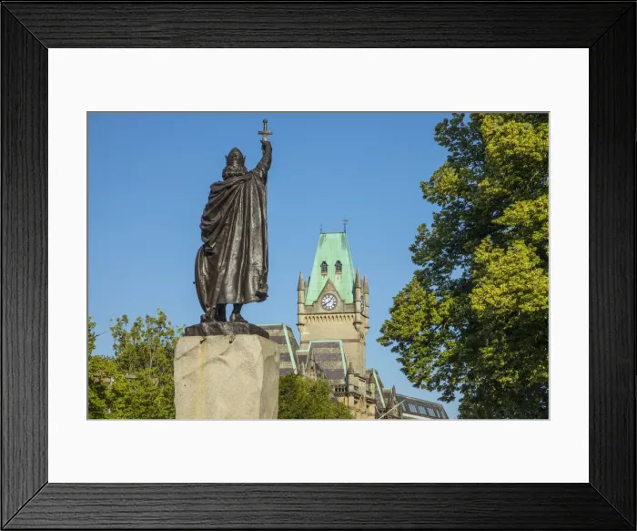 Framed Print : Guildhall & King Alfred the Great statue, Winchester, Hampshire, England, UK Framed Print : Guildhall & King Alfred the Great statue, Winchester, Hampshire, England, UK
