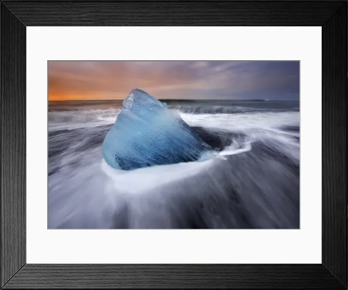 Framed Print : Icebergs stranded on the Breidamerkursandur beach at sunrise in the Vatnajokull