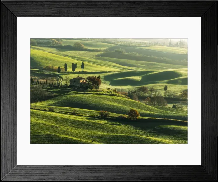 Framed Print : Lone countryhouse immersed in the Siena countryside, Val d Orcia, Tuscany, Italy Framed Print : Lone countryhouse immersed in the Siena countryside, Val d Orcia, Tuscany, Italy