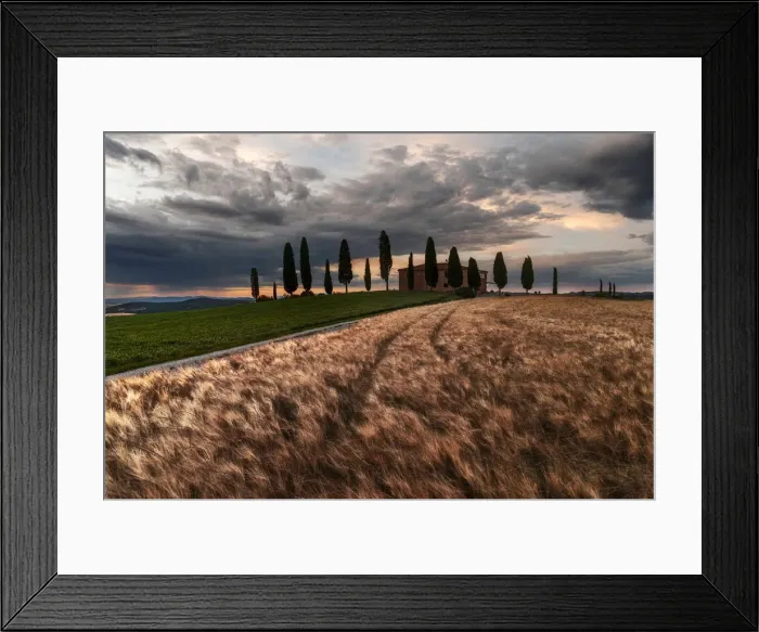 Framed Print : Countryhouse near Pienza during a cloudy sunset in summer, Val d Orcia, Tuscany Framed Print : Countryhouse near Pienza during a cloudy sunset in summer, Val d Orcia, Tuscany