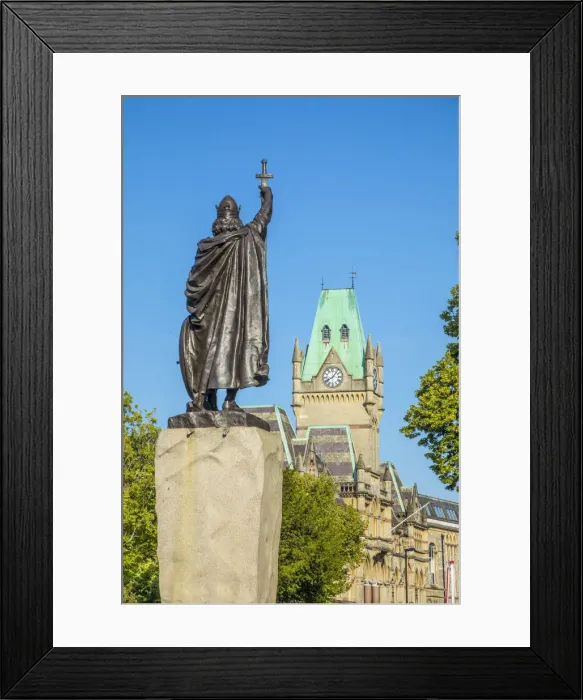 Framed Print : Guildhall & King Alfred the Great statue, Winchester, Hampshire, England, UK Framed Print : Guildhall & King Alfred the Great statue, Winchester, Hampshire, England, UK