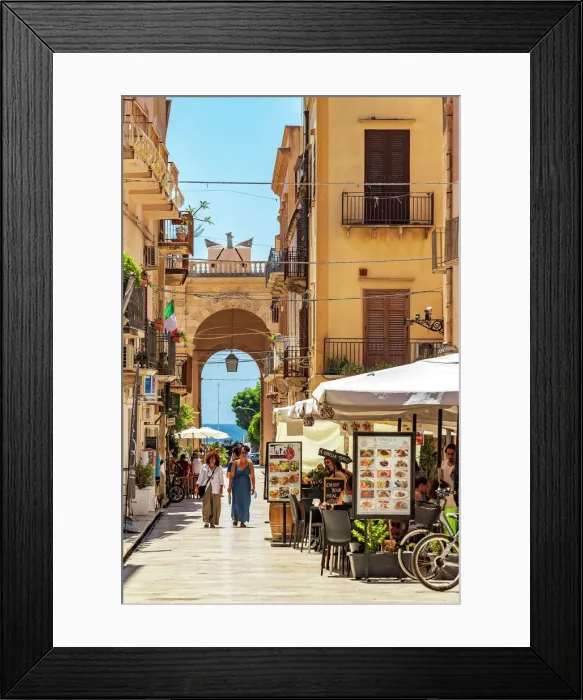 Framed Print : Marsala, Sicily. People visiting the town centre with restaurants Framed Print : Marsala, Sicily. People visiting the town centre with restaurants