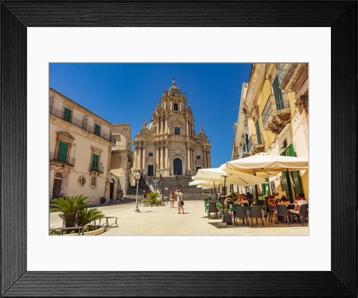 Framed Print : Ragusa Ibla, Sicily. Tourists walking and sitting in the restaurants in the main square Framed Print : Ragusa Ibla, Sicily. Tourists walking and sitting in the restaurants in the main square