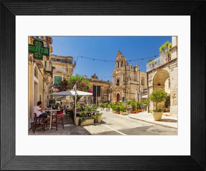 Framed Print : Ragusa Ibla, Sicily. Tourists walking and sitting in the restaurants in the main square Framed Print : Ragusa Ibla, Sicily. Tourists walking and sitting in the restaurants in the main square