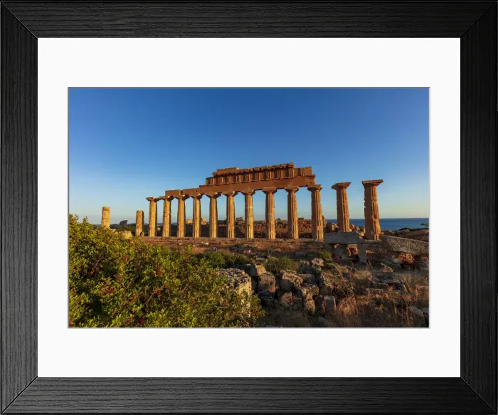 Framed Print : Selinunte, Sicily. Greek temple at sunset with the sea in the background Framed Print : Selinunte, Sicily. Greek temple at sunset with the sea in the background