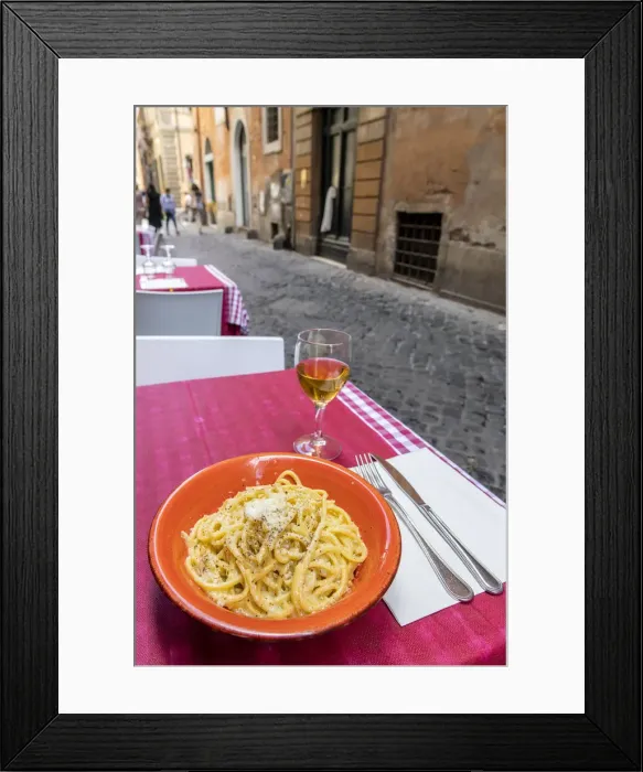 Framed Print : Plate of traditional tonnarelli cacio e pepe served in a restaurant in Rome, Lazio, Italy Framed Print : Plate of traditional tonnarelli cacio e pepe served in a restaurant in Rome, Lazio, Italy