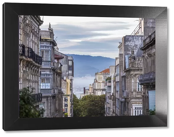 Spagna - Vigo e Isole Cies. Vista di edifici del centro della citta e della Ria di Vigo dalla Rua Velazquez