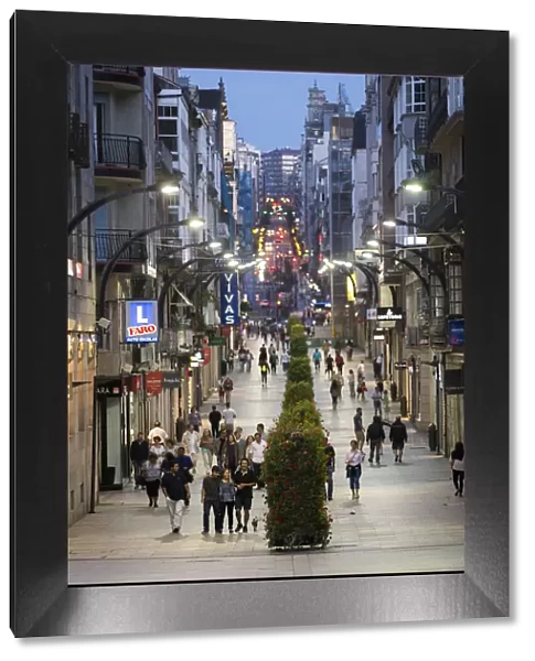 Spain, Galicia, Vigo, People walking in Rua do Principe