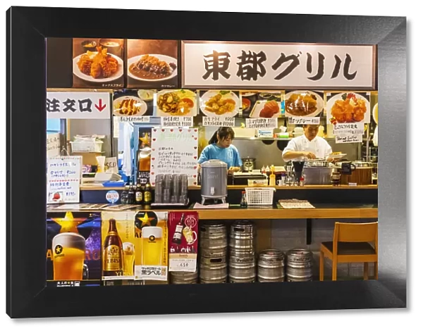 Japan, Honshu, Tokyo, Tsukiji, Tsukiji Outer Market, Seafood Restaurant with Customers