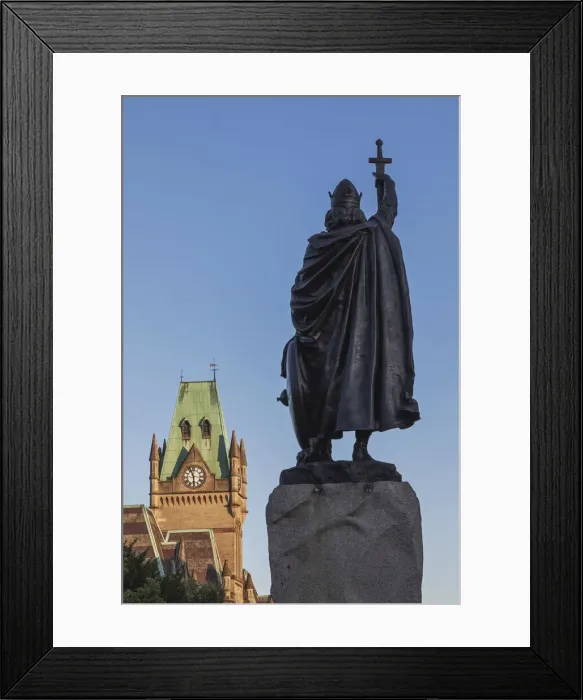 Framed Print : England, Hampshire, Winchester, King Alfred The Great Statue and The Guildhall Framed Print : England, Hampshire, Winchester, King Alfred The Great Statue and The Guildhall