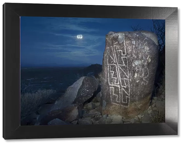 USA; New Mexico; Three Rivers; Petroglyph; moon over rock art, (m)