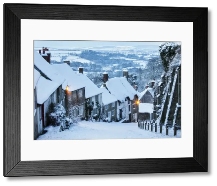 Framed Print : Gold Hill in Winter, Shaftesbury, Dorset, England Framed Print : Gold Hill in Winter, Shaftesbury, Dorset, England
