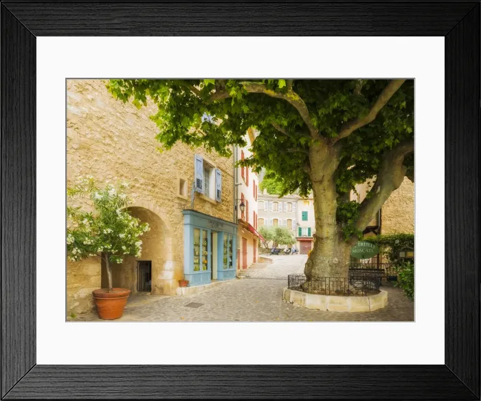 Framed Print : Moustiers-Sainte-Marie, Alpes-de-Hautes-Provence, France