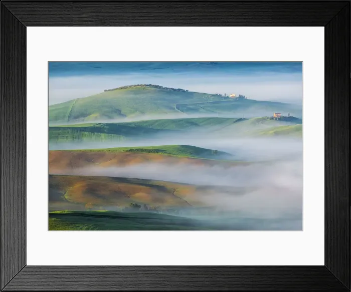 Framed Print : Rolling hills in Val D Orcia Tuscany, Italy Framed Print : Rolling hills in Val D Orcia Tuscany, Italy
