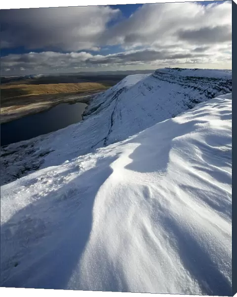 Fan Foel ridge overlooking Llyn-y-Fan, Black Mountain, Brecon Beacons, Powys, Wales
