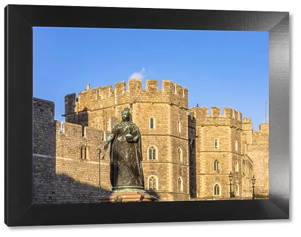 Queen Victoria Statue and Windsor Castle, Windsor Great Park, Windsor, Berkshire