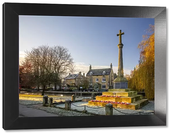 Village and cross, Bourton-on-the-water, the Cotswolds, Gloucestershire, England, UK