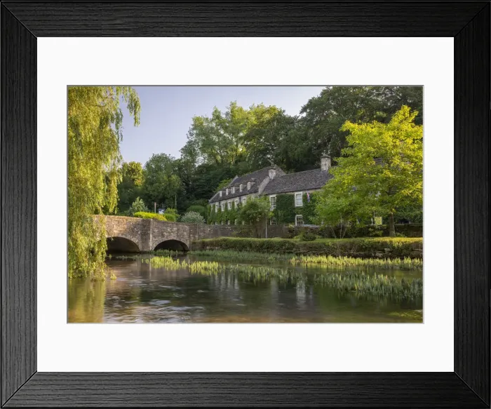 Framed Print : The Swan Hotel on the banks of the River Coln at Bibury in the Cotswolds, Gloucestershire