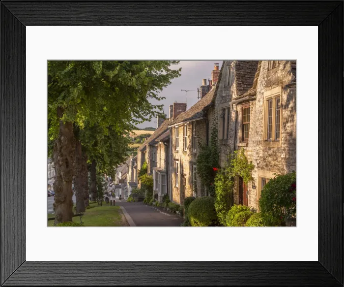 Framed Print : Terraced cottages along The Hill in the Cotswolds town of Burford, Oxfordshire, England Framed Print : Terraced cottages along The Hill in the Cotswolds town of Burford, Oxfordshire, England