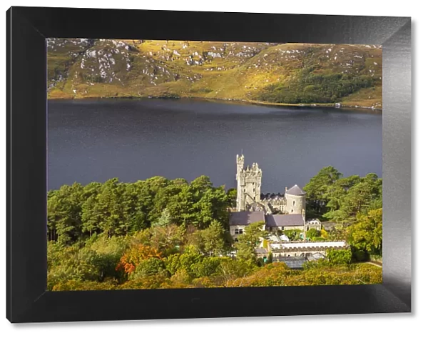 Ireland, Co. Donegal, Glenveagh National Park, Glenveagh castle and Lough Veagh in autumn