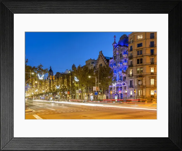 Framed Print : Passeig de Gracia avenue adorned with Christmas lights and Casa Battlo, Barcelona