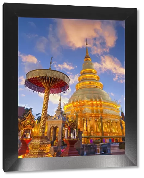 Thailand, Lamphun, Wat Phrathat Haripunchai Woramahawihan, temple at dusk