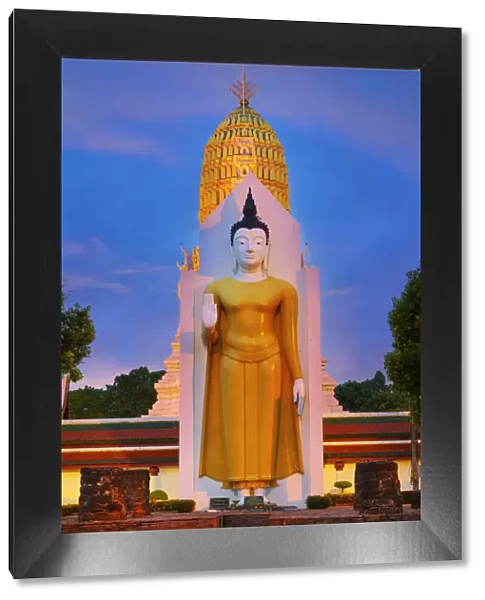 Thailand, phitsanulok, Phra Si Ratana Mahathat Temple, giant standing buddah and chedi