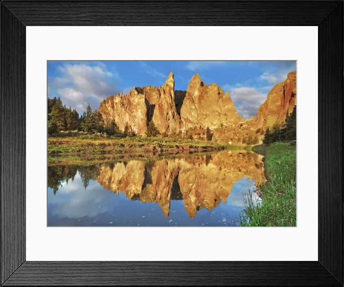 Framed Print : Mountain impression reflection of Smith Rocks in Crooked River - USA, Oregon, Deschutes Framed Print : Mountain impression reflection of Smith Rocks in Crooked River - USA, Oregon, Deschutes