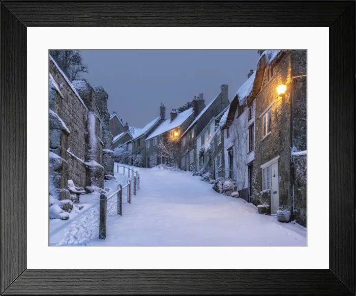 Framed Print : Gold Hill in winter, Shaftesbury, Dorset, England, UK Framed Print : Gold Hill in winter, Shaftesbury, Dorset, England, UK