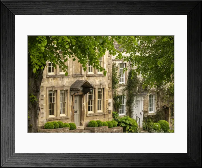 Framed Print : Idyllic town houses in the Cotswolds village of Burford, Oxfordshire, England Framed Print : Idyllic town houses in the Cotswolds village of Burford, Oxfordshire, England