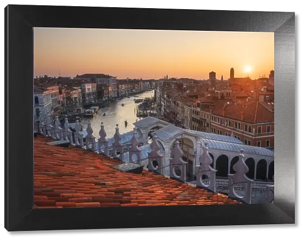 Elevated view of Ponte di Rialto from the Fondaco dei Tedeschi at sunset. Venice, Italy