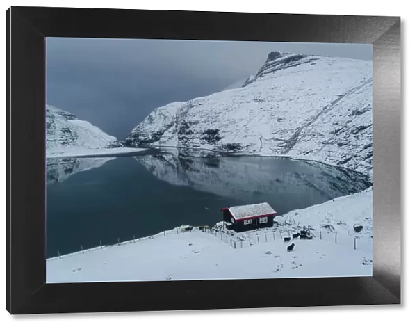 An isolated cottage in fronf of the lagoon in Saksun. Streymoy, Faroe Islands